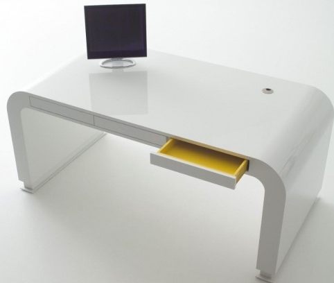 Foto bianca del tavolo del computer