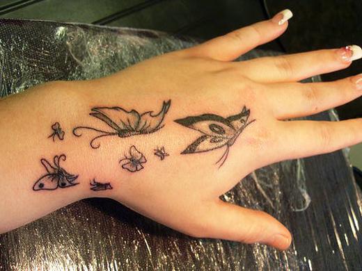 tatuaggio per ragazza a portata di mano